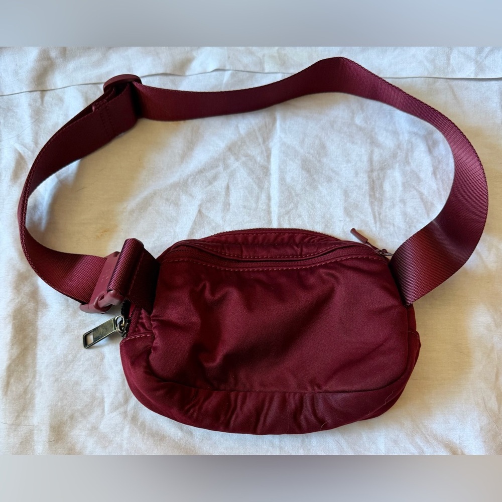 Lululemon Everywhere Belt Bag Maroon Lightweight Everyday - Picture 4 of 4